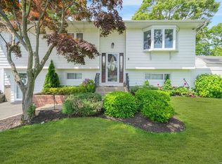 9 Hollo Dr, Holbrook, NY 11741