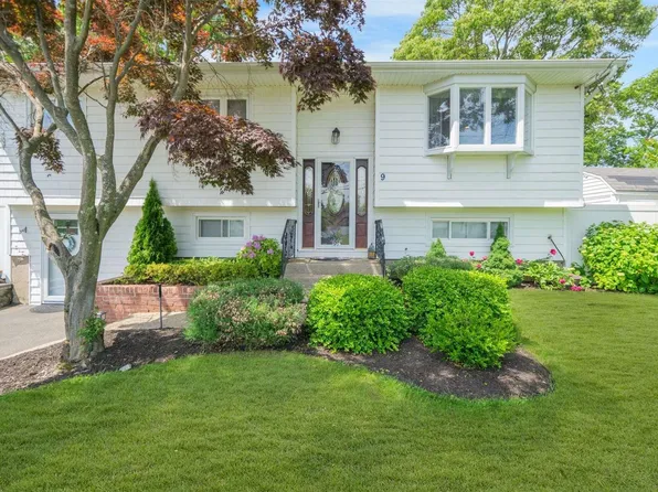 9 Hollo Drive, Holbrook, NY 11741