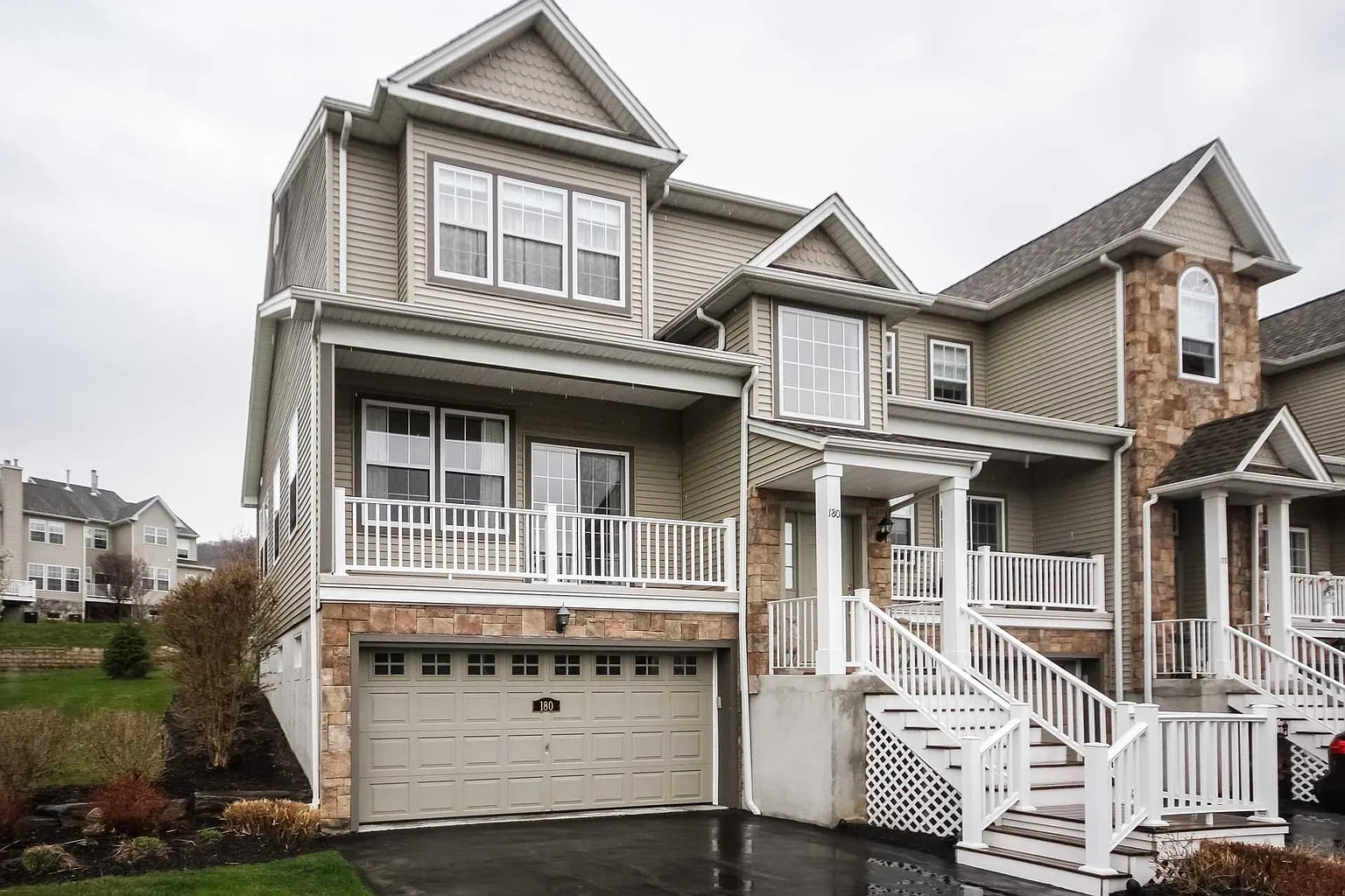 180 N River Dr photo 1