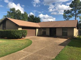 902 Springlake Dr, Garland, TX 75043