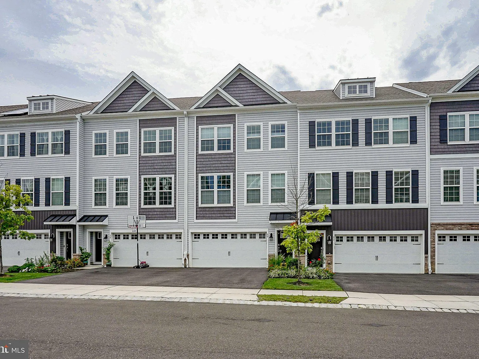 3 bed, 2.5 bath, 2254 sqft, $4,000 — Photo 3