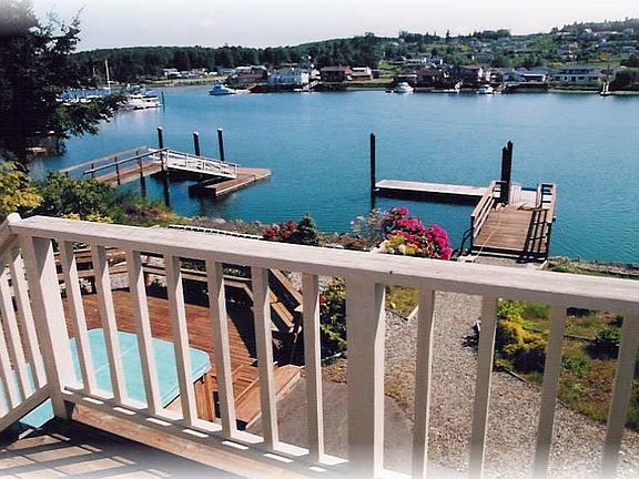 From upper deck you see the lower deck and hot tub for 8