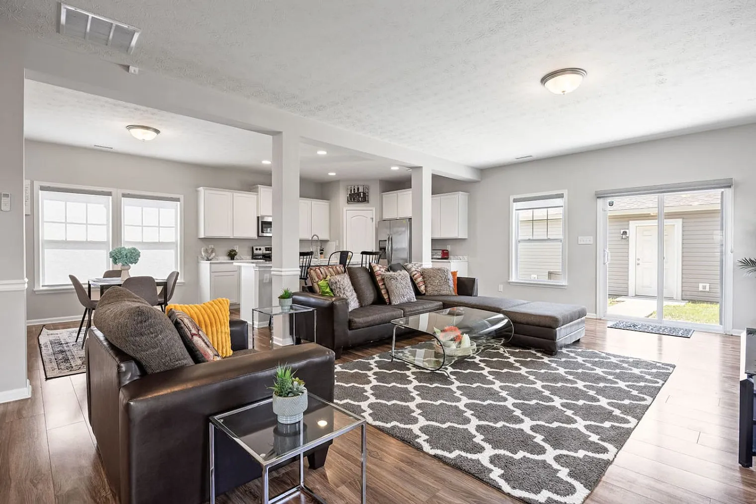 4 bed, 3.0 bath, 7534 sqft, $3,784 — Photo 1