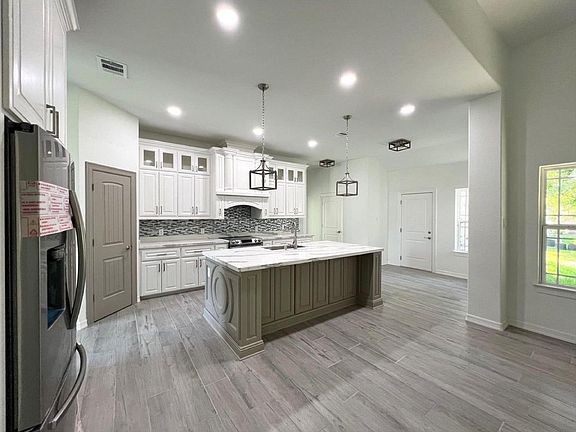 2nd image of 2832 Golden Ave