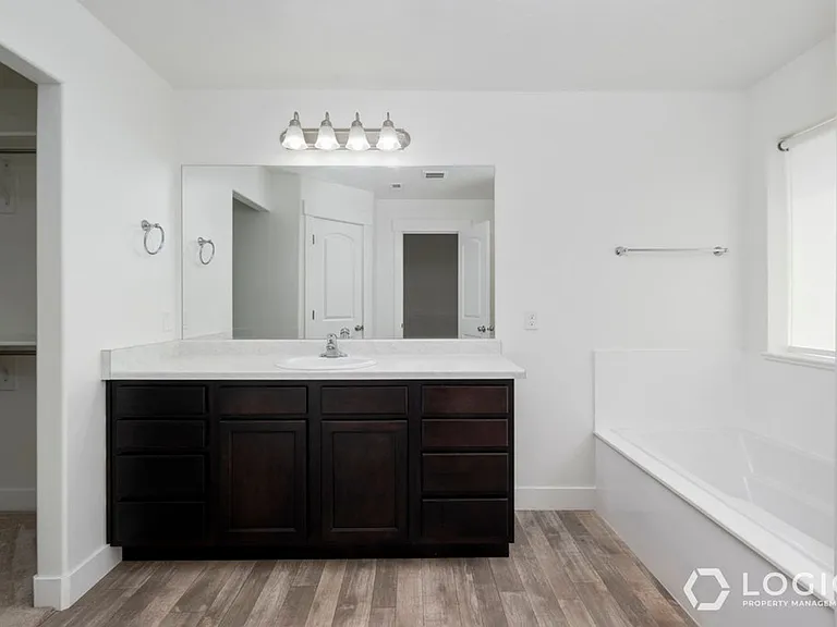 164 N Valcrest Dr — Photo 9