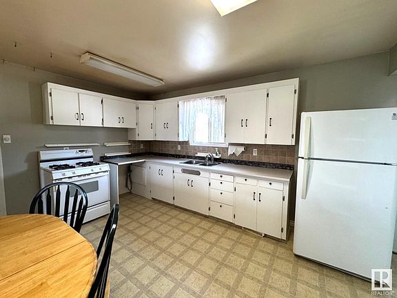 4th image of 4724 52nd Ave