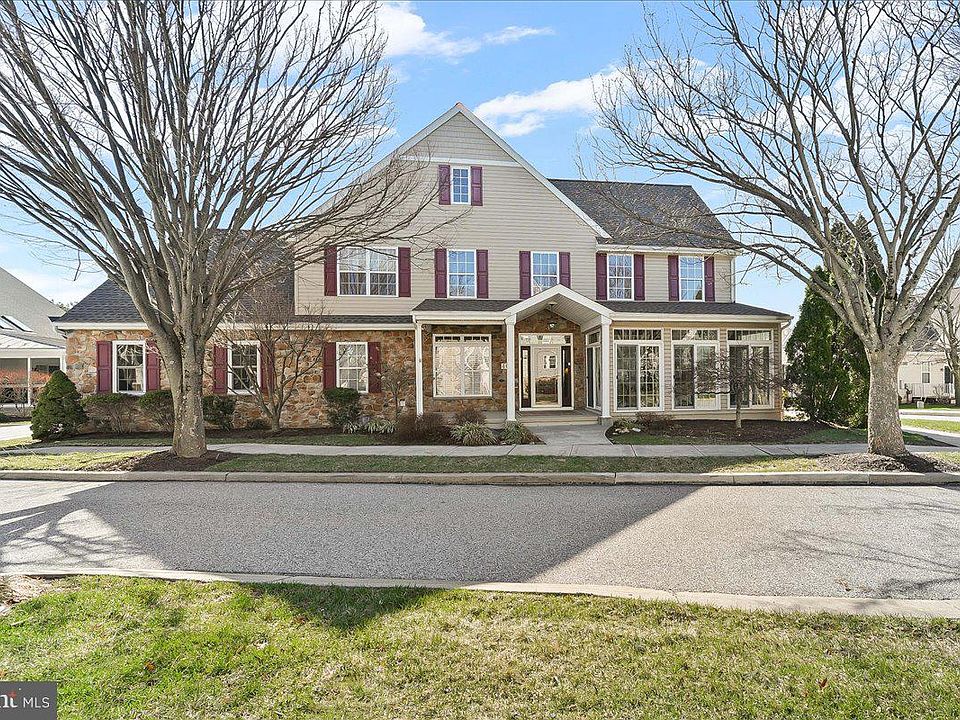 1st image of 403 Winterberry Dr