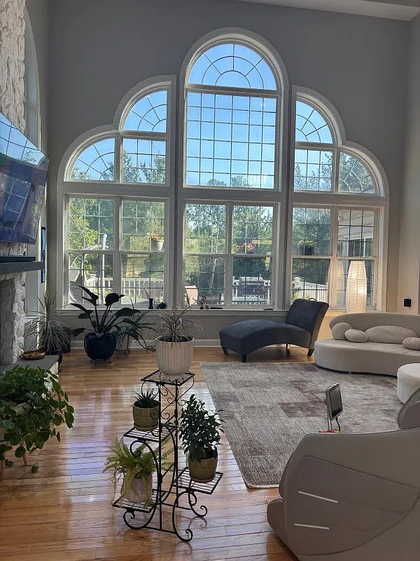 4 bed, 4.5 bath, 4945 sqft, $5,900 — Photo 4