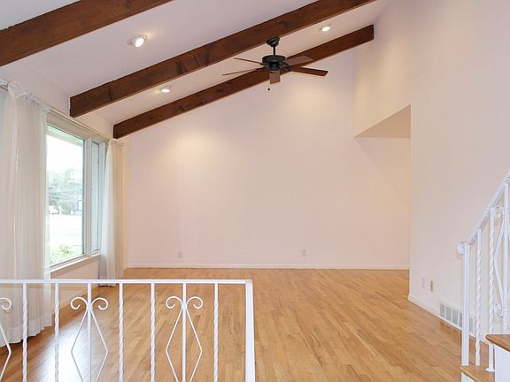 3rd image of 823 Colony Dr.