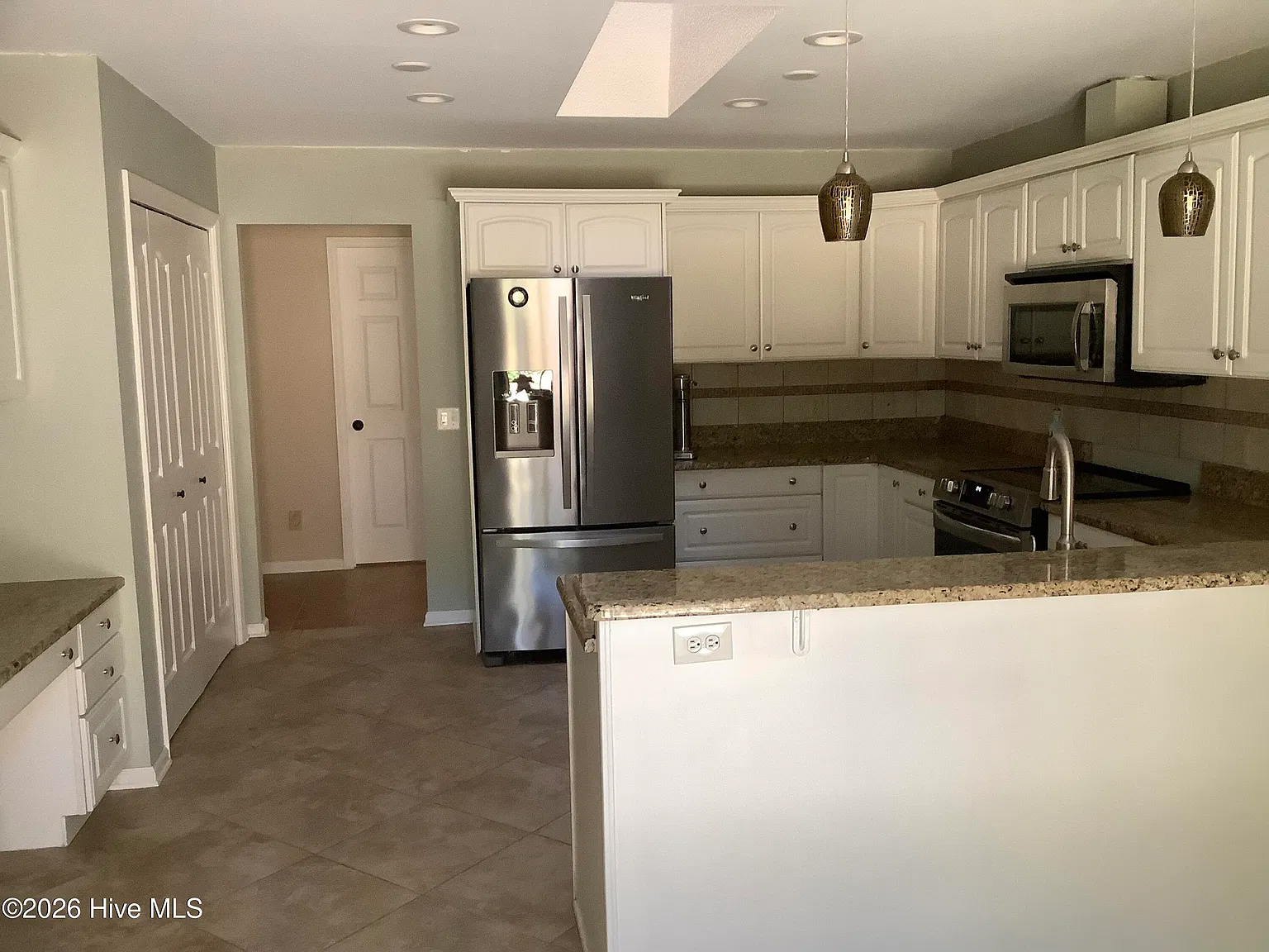 3 bed, 2.0 bath, 2378 sqft, $2,300 — Photo 3