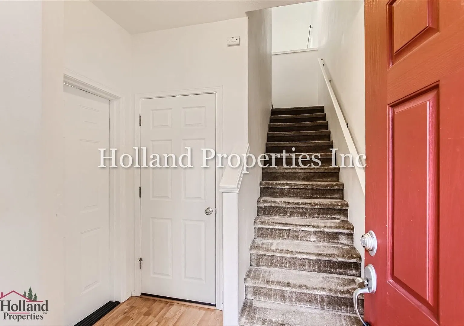 3-Level Corner Lot Townhouse in Hillsboro - Free Rent 1 Month! — Photo 4