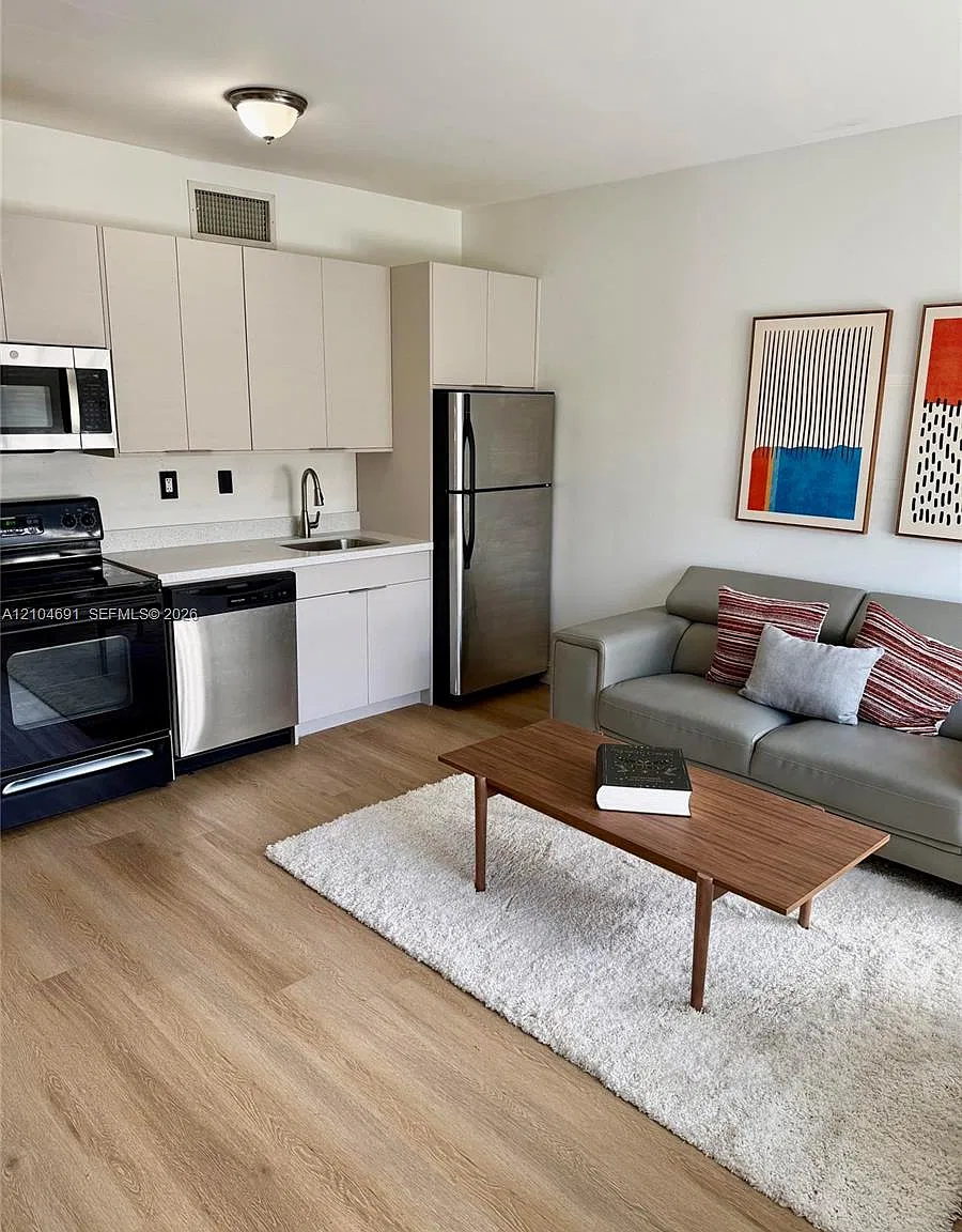 Eleven Condo — Photo 2