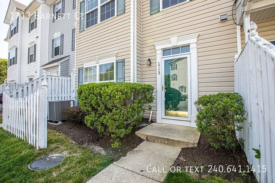 Magnificent 3 BR/2 BA Townhome in Severn! — Photo 3