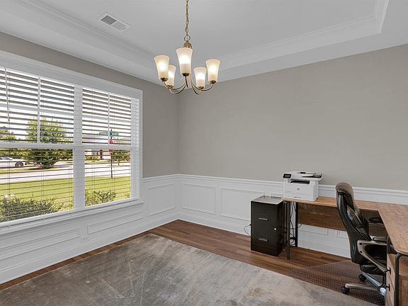 5th image of 605 Roslindale Cir