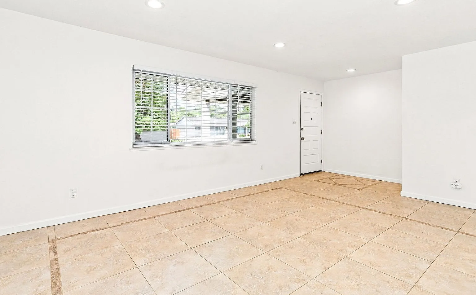 3 bed, 2.0 bath, 1118 sqft, $2,575 — Photo 3