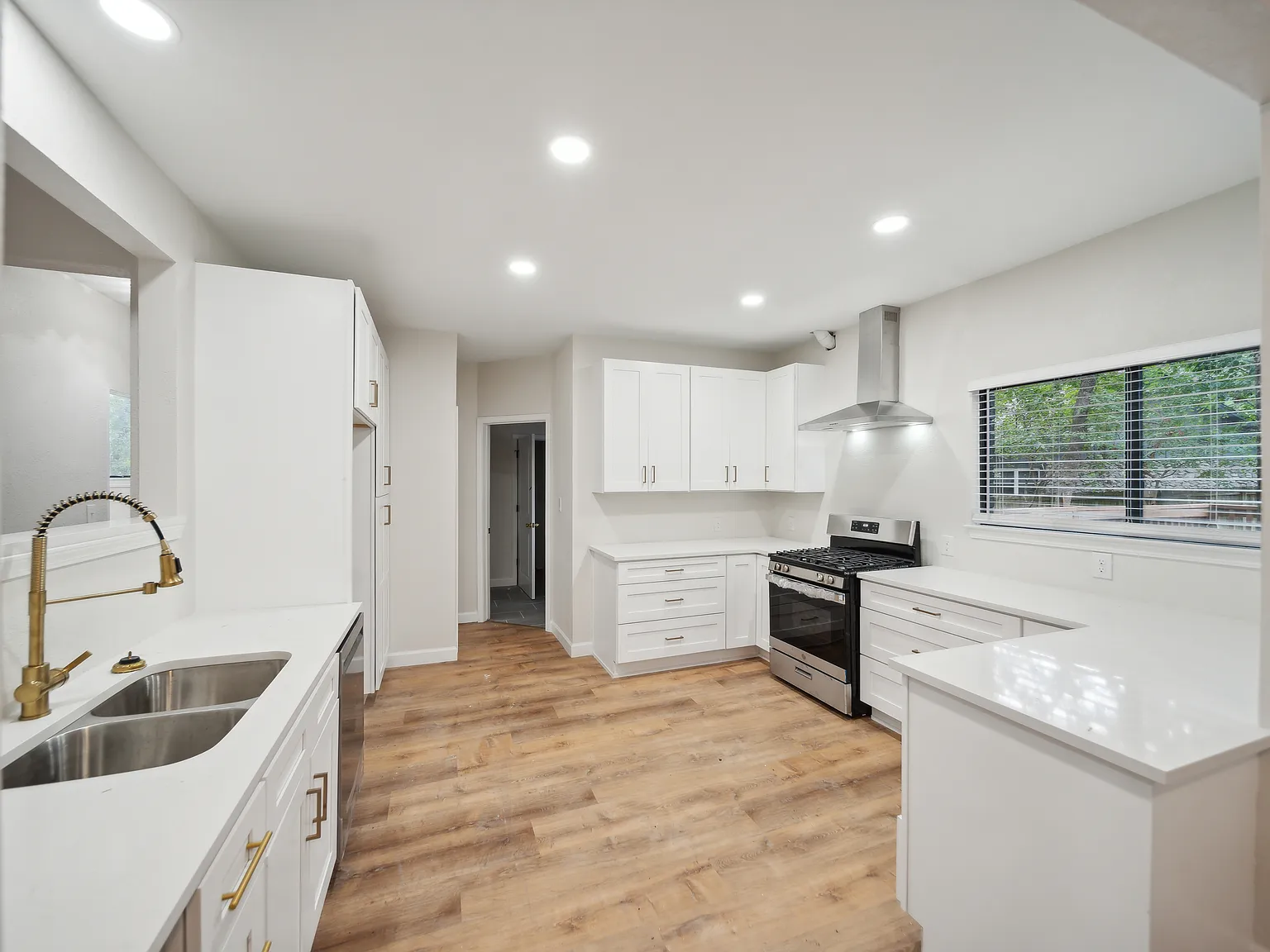 5 bed, 2.5 bath, 3446 sqft, $3,450 — Photo 3
