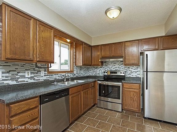 3rd image of 401 2nd St SE