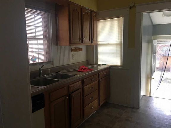 5th image of 621 Arlington Ave