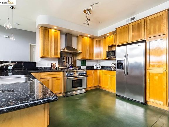 Large fully equipped chef's kitchen
