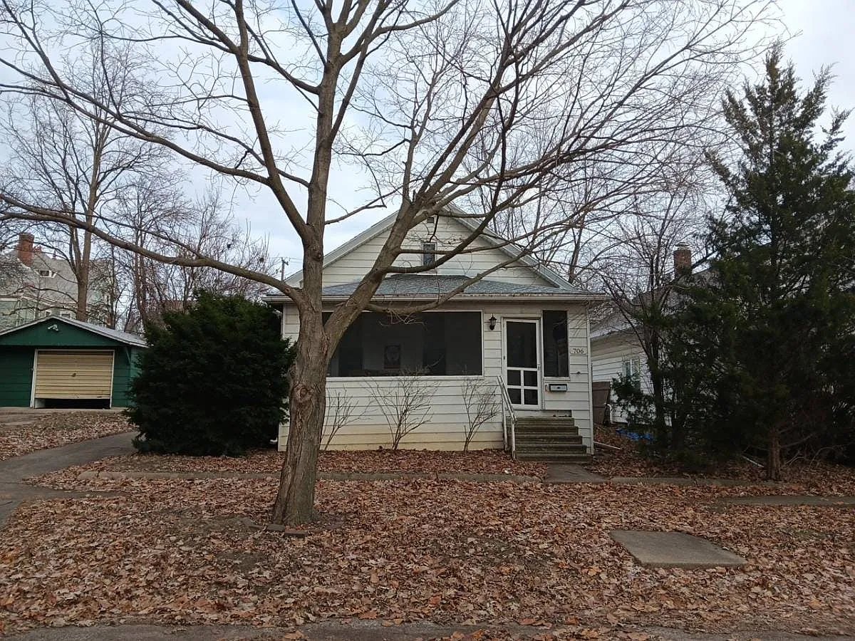 706 E Olive St photo 1