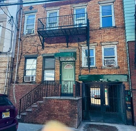 2nd image of 203 Oliver St