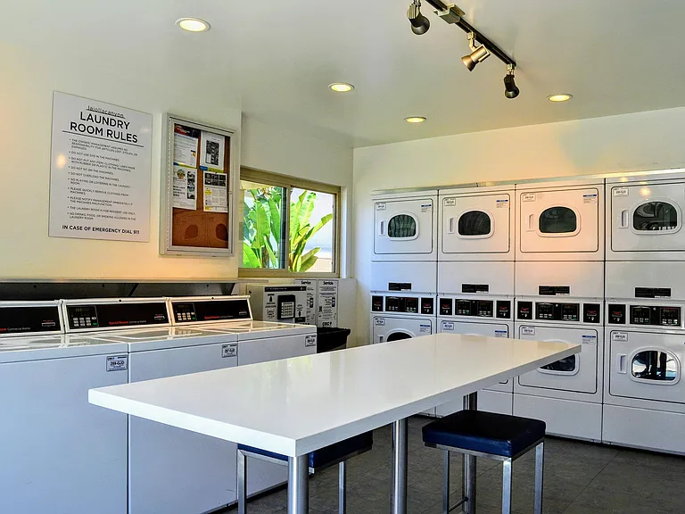 La Jolla Canyon Apartments — Photo 25