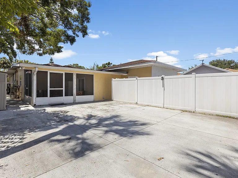 W Columbus Dr — Photo 21