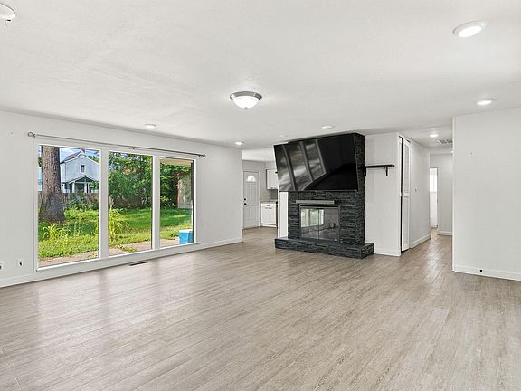 5th image of 309 E Maple Grove Ave