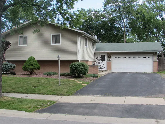 14747 Park Ave photo 1