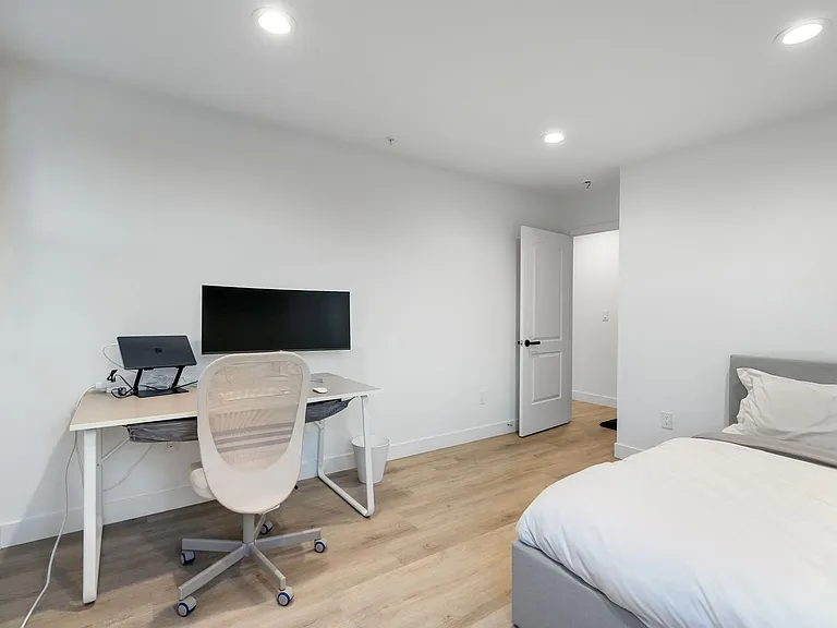 1029 Lord St — Photo 35