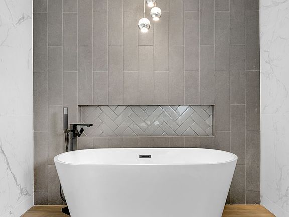 2nd image of 19 E Regent St