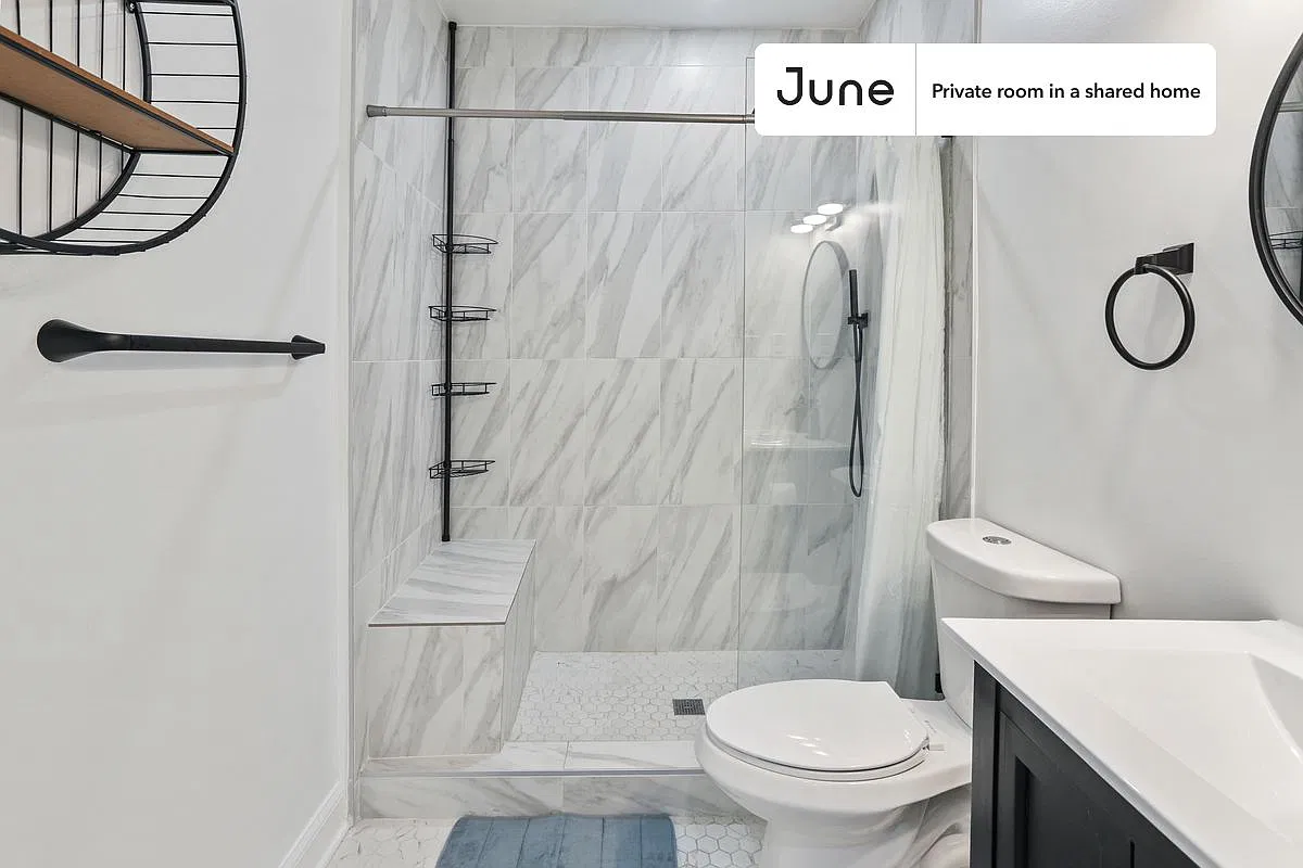 Queen bedroom in 5 bed/3.5 bath home in Upper Central NE #810 A — Photo 4