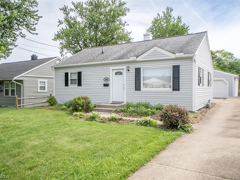 1060 Orchard Ave NE — Photo 1