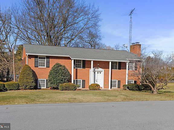2nd image of 1912 Applewood Dr