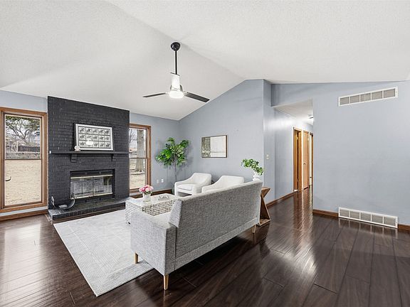 3rd image of 927 Aspen Ct