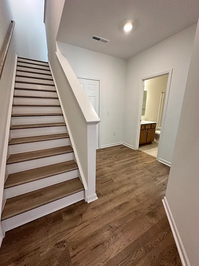 3 bed, 3.5 bath, 1996 sqft, $1,895 — Photo 4