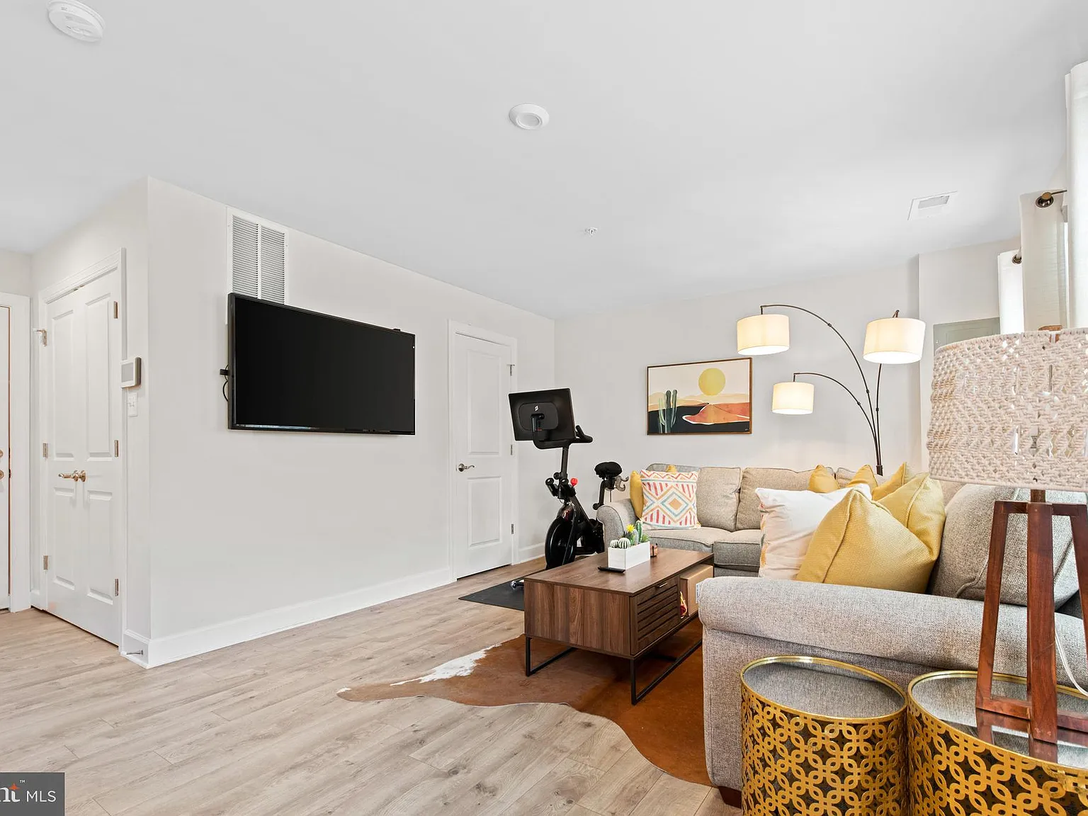 3 bed, 4.0 bath, 1600 sqft, $3,750 — Photo 2