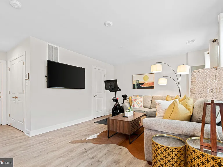 106 Albany Pl — Photo 2