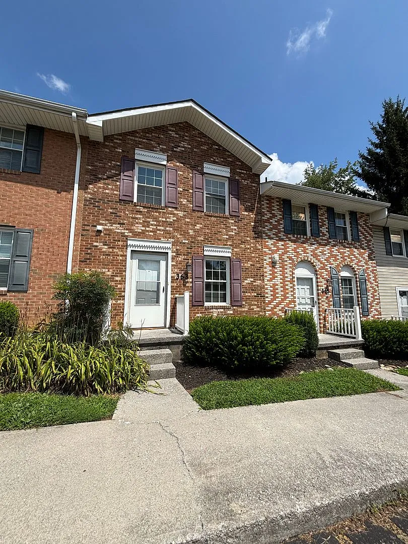 2 Bedroom, 1.5 Bath Townhouse — Photo 2