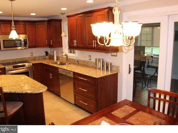 2nd image of 204 Oak Dr