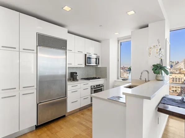 635 West 42nd Street image 8 of 17