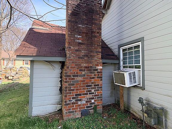 4th image of 303 Magnolia St