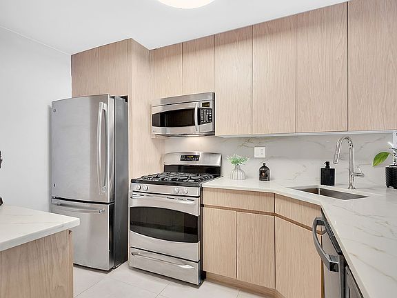 5th image of 245 E 25th St APT 8L