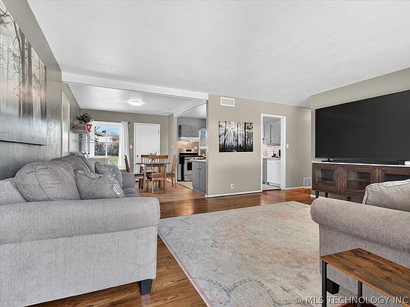 4th image of 320 SE Greystone Ave