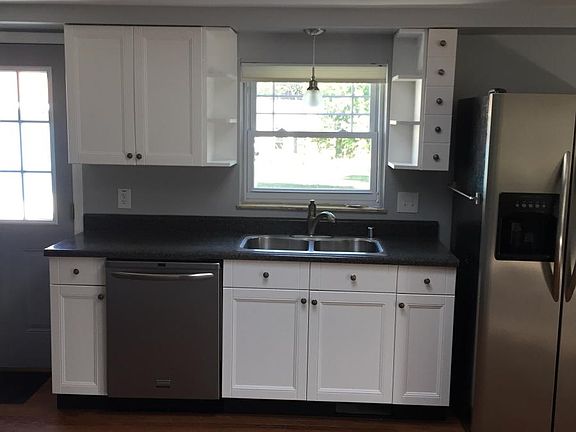 5th image of 724 Carpenter St