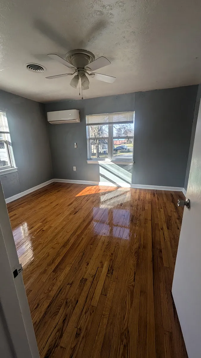 Building Photo - 1504 Allen St #5