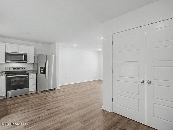 3rd image of 696 Hunter Glen Ln