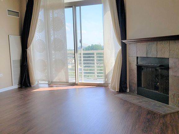3rd image of 1515 S Prairie Ave Unit 704
