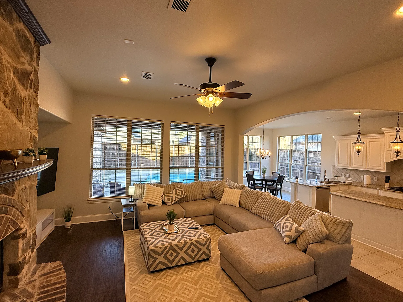 5 bed, 3790 sqft, $5,450 — Photo 3