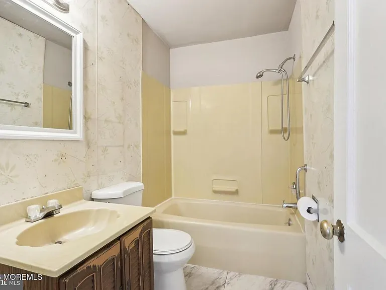 536 E Franklin St — Photo 11